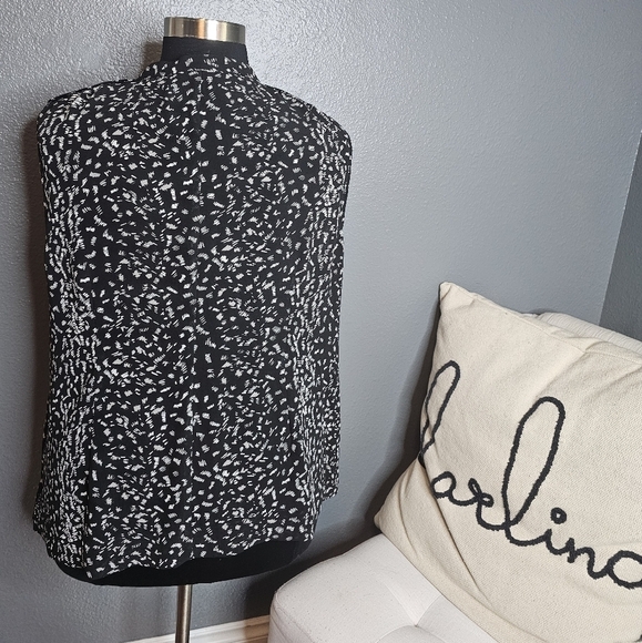 Nordstroms brand Sejour black and white ruffled sleeveless blouse size 20W - Picture 3 of 4